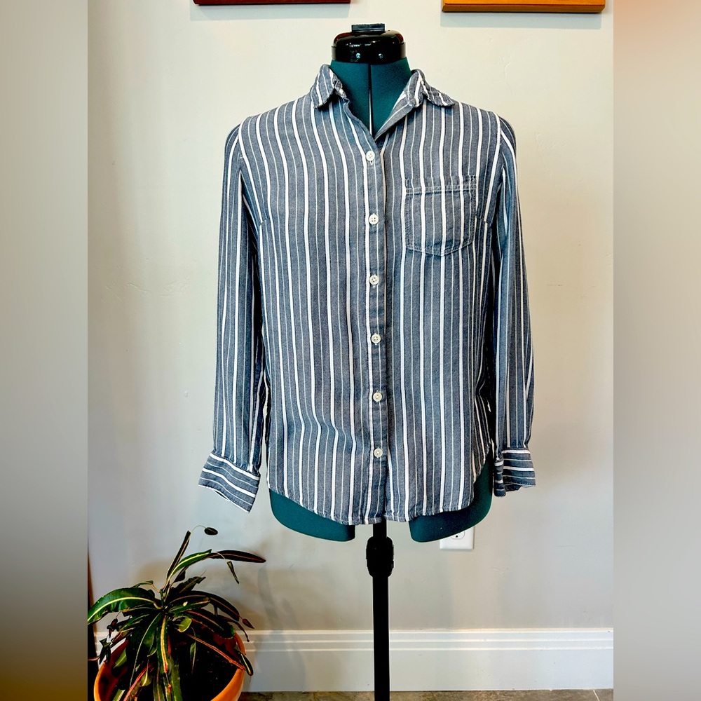 Banana Republic Classic Fit Top, Size Small, Great Condition